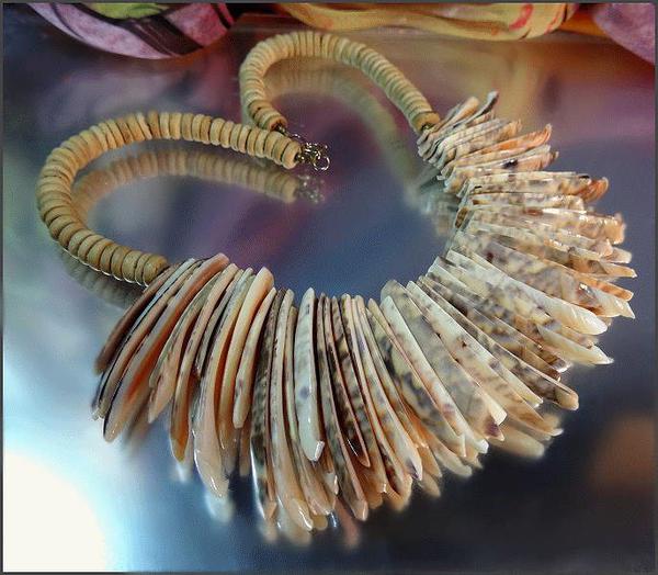 1970s Olive Seashell Rare Slice Design Vintage Fringe Necklace
