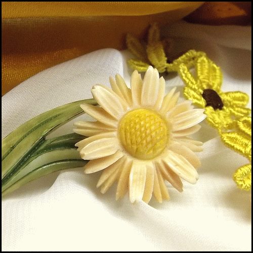 1940s Carved *vory White Vintage Daisy Flower Pin