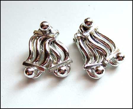 1950s Vintage Clip Earrings Abstract Silver Rhodium Ribbons
