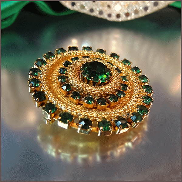 1950s Vintage Emerald Rhinestone Gold Medallion Brooch