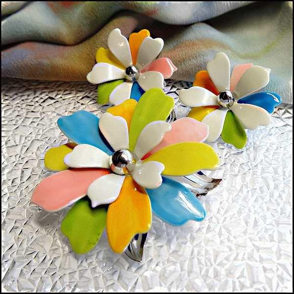 1967 Vintage Pastel Flower Pin w Earrings Set by Sarah Coventry