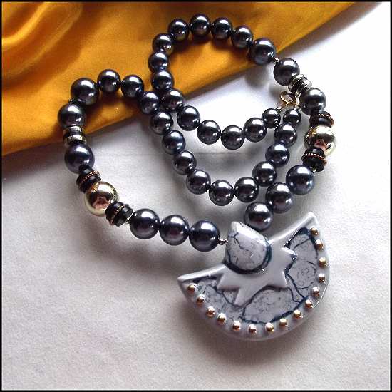 1970s Grey Pearl Vintage Necklace w Lunar Star Pendant