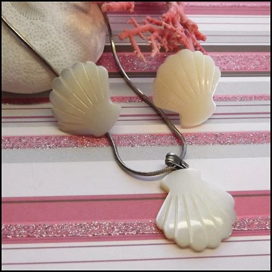 1970s Bahamian Carved Mother of Pearl Shell Necklace Earring Set
