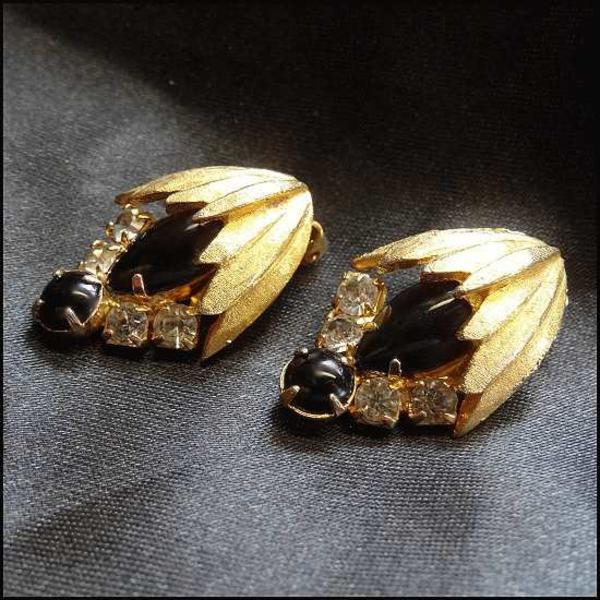 1950s Formal Gold Black Glass Vintage Clip Earrings