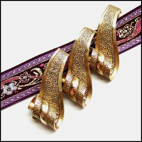 1930s Victorian Gold Ribbon Scroll Antique Brooch