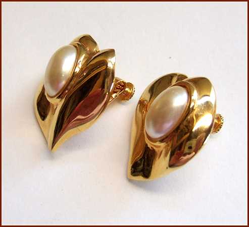 1980s Vintage Pearl Earrings Gold Hearts Signed DAUPLAISE 