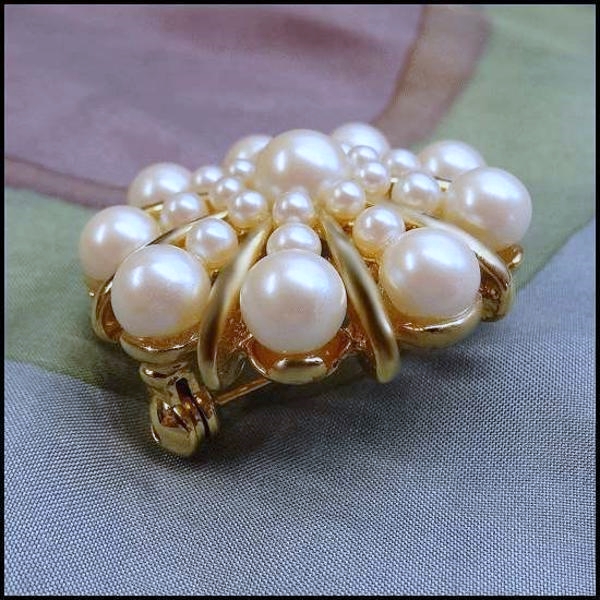 1960s Vintage Pearl Pin Modern Cultured Pearl Gold Spiral Brooch