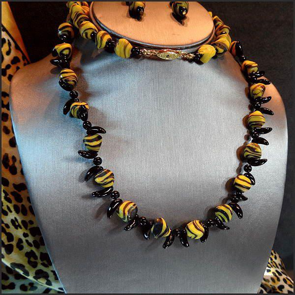 1950s Bohemian Tiger Stripe Glass Vintage Necklace w Earrings Set
