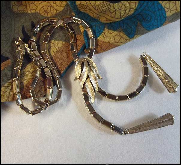 1950s Ladies Bolo Style Vintage Gold Tassel Necklace