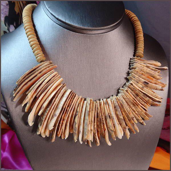 1970s Olive Seashell Rare Slice Design Vintage Fringe Necklace