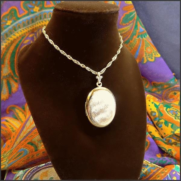 1940s Vintage Locket 14kt Gold GF Satin Etched 