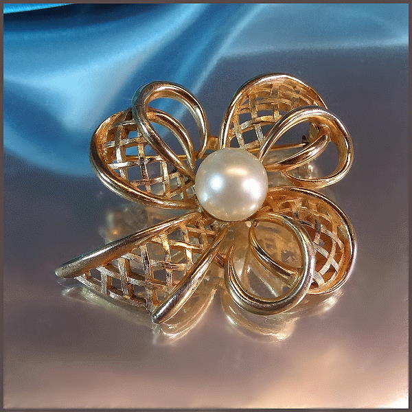1950s Signed CROWN TRIFARI Gold Pearl Ribbon Brooch