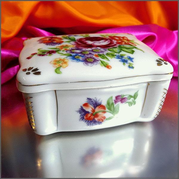 1950s Vintage Rose Garden Jewelry Box Porcelain w 24 kt Gold