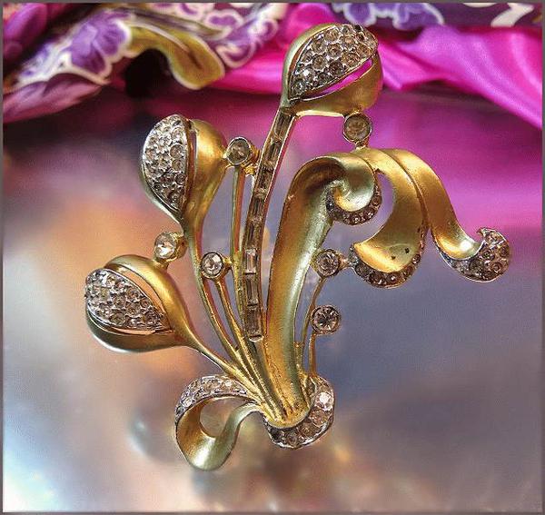 1940s Antique Brooch Big Pot Metal Gold Rhinestone Flower