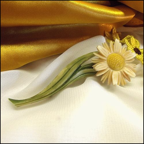 1940s Carved *vory White Vintage Daisy Flower Pin