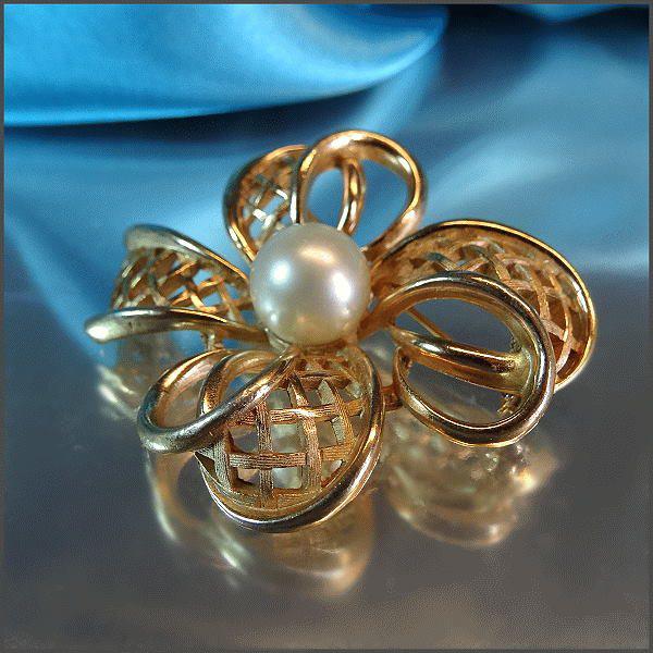 1950s Signed CROWN TRIFARI Gold Pearl Ribbon Brooch