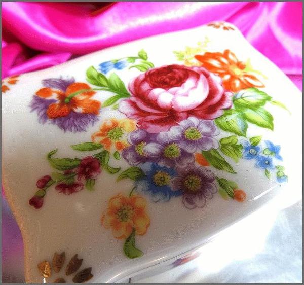 1950s Vintage Rose Garden Jewelry Box Porcelain w 24 kt Gold