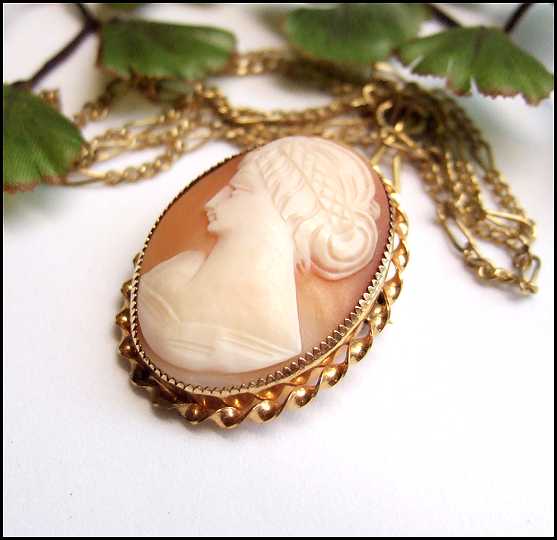 1920s 12kt Gold Antique Left Facing Cameo Brooch or Pendant Carved Sardonyx