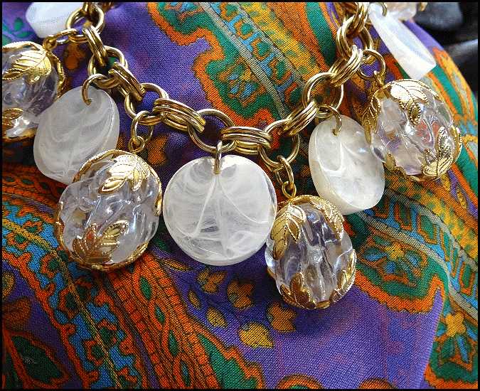 1960s Big Chunky Icicle Lucite w Gold Vintage Bauble Bracelet