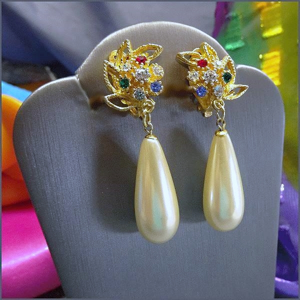 1980s Vintage Christmas Earrings Pearl Drop Clip Dangles s w Gold Rhinestone Leaves