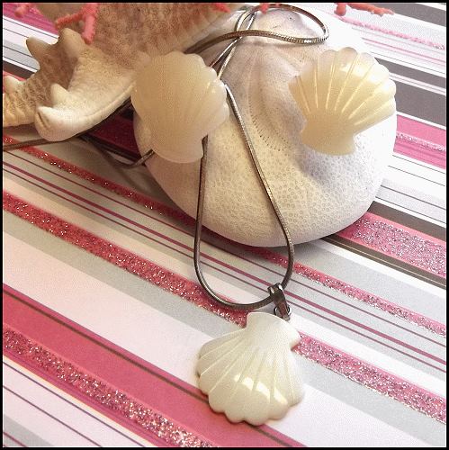 1970s Bahamian Carved Mother of Pearl Shell Necklace Earring Set