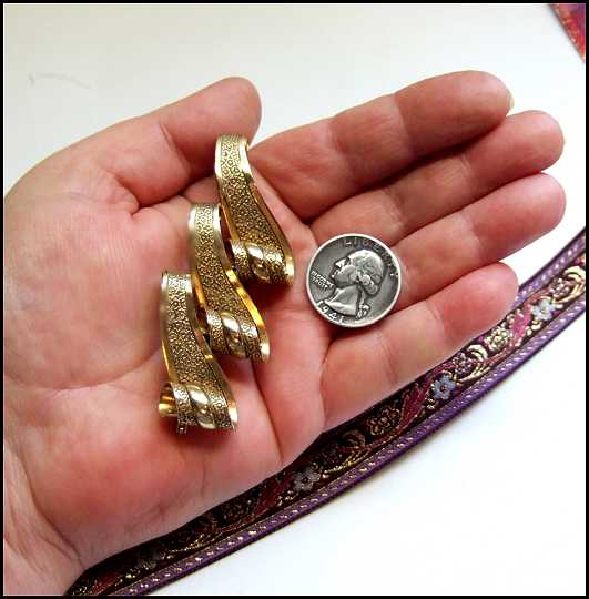 1930s Victorian Gold Ribbon Scroll Antique Brooch