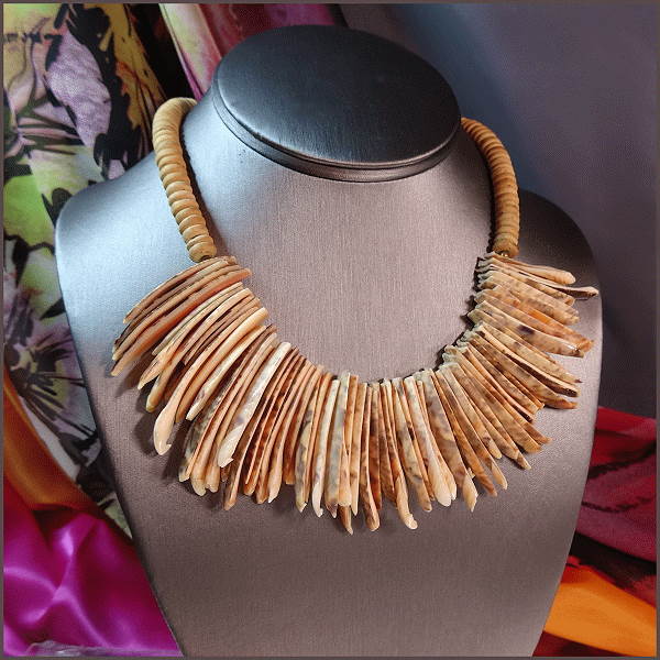 1970s Olive Seashell Rare Slice Design Vintage Fringe Necklace