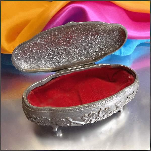 1950s Vintage Jewelry Box Vintage Romantic Scene w Red Velvet