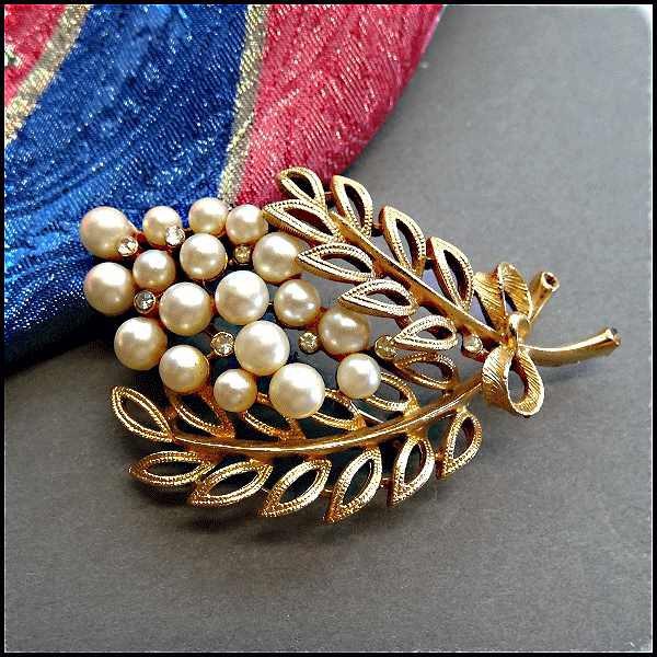 1960s Signed LISNER Pearl Pin Flower Bouquet Vintage Brooch