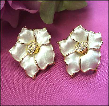 1980s Vintage Flower Pierced Earrings Pearlescent White w Rhinestones 