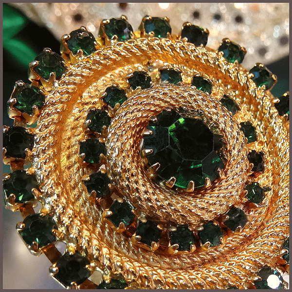 1950s Vintage Emerald Rhinestone Gold Medallion Brooch
