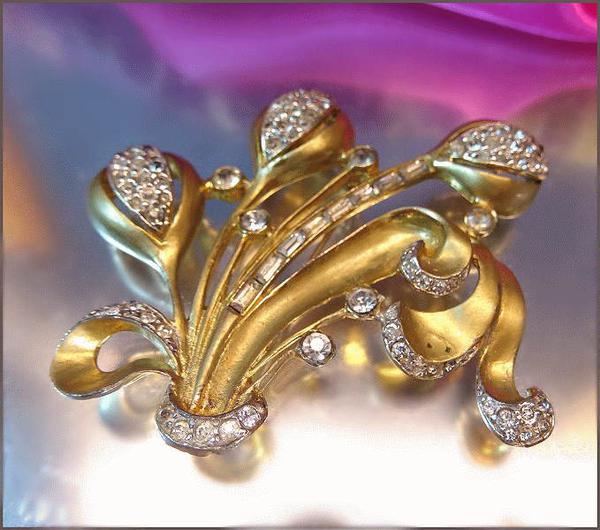 1940s Antique Brooch Big Pot Metal Gold Rhinestone Flower
