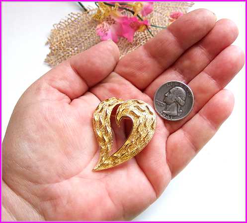 1970s Vintage Elegant Gold Heart Brooch Pin 
