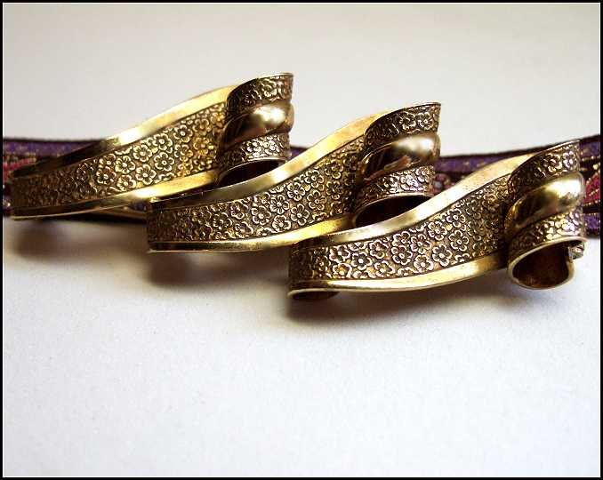 1930s Victorian Gold Ribbon Scroll Antique Brooch