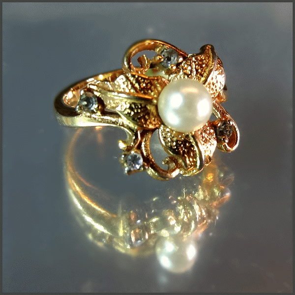 1970s Vintage Cultured Pearl Ring Gold Leaves w Diamond Grey Crystals Sz 8.5