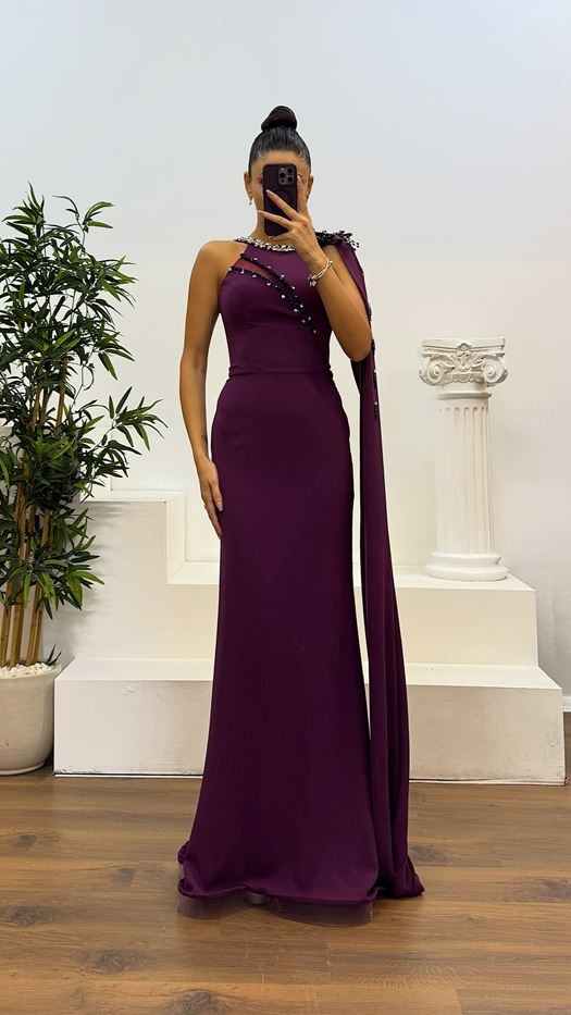 VESTIDO CUELLO HALTER CON PEDRERÍA I EFECTO CAPA 