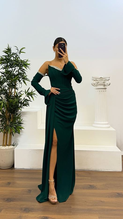 VESTIDO PALABRA DE HONOR CON MANGAS EXTRAÍBLES, PEDRERÍA Y COLA
