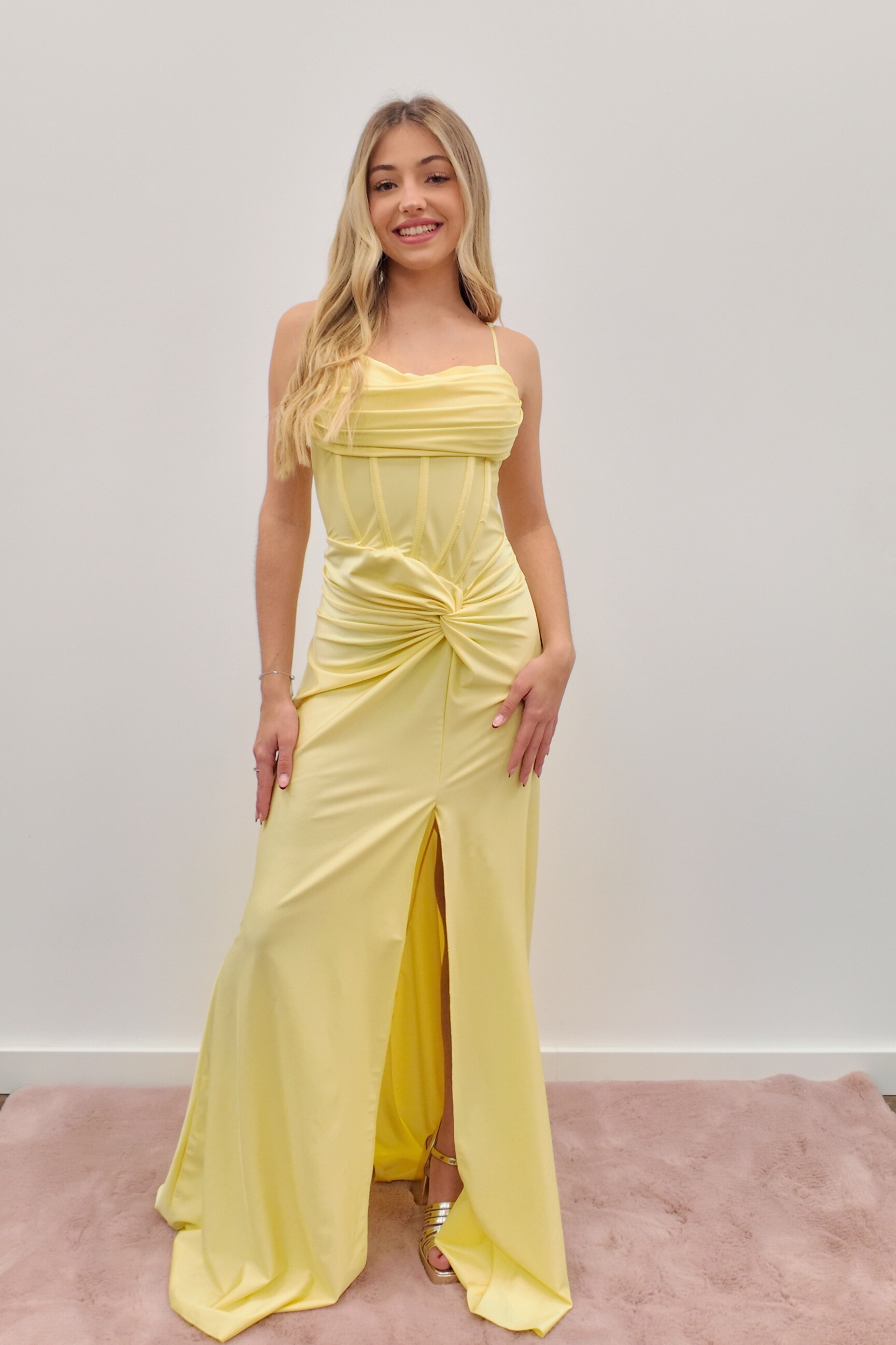 VESTIDO AMARILLO CON EFECTO CORSÉ Y DETALLE NUDO 