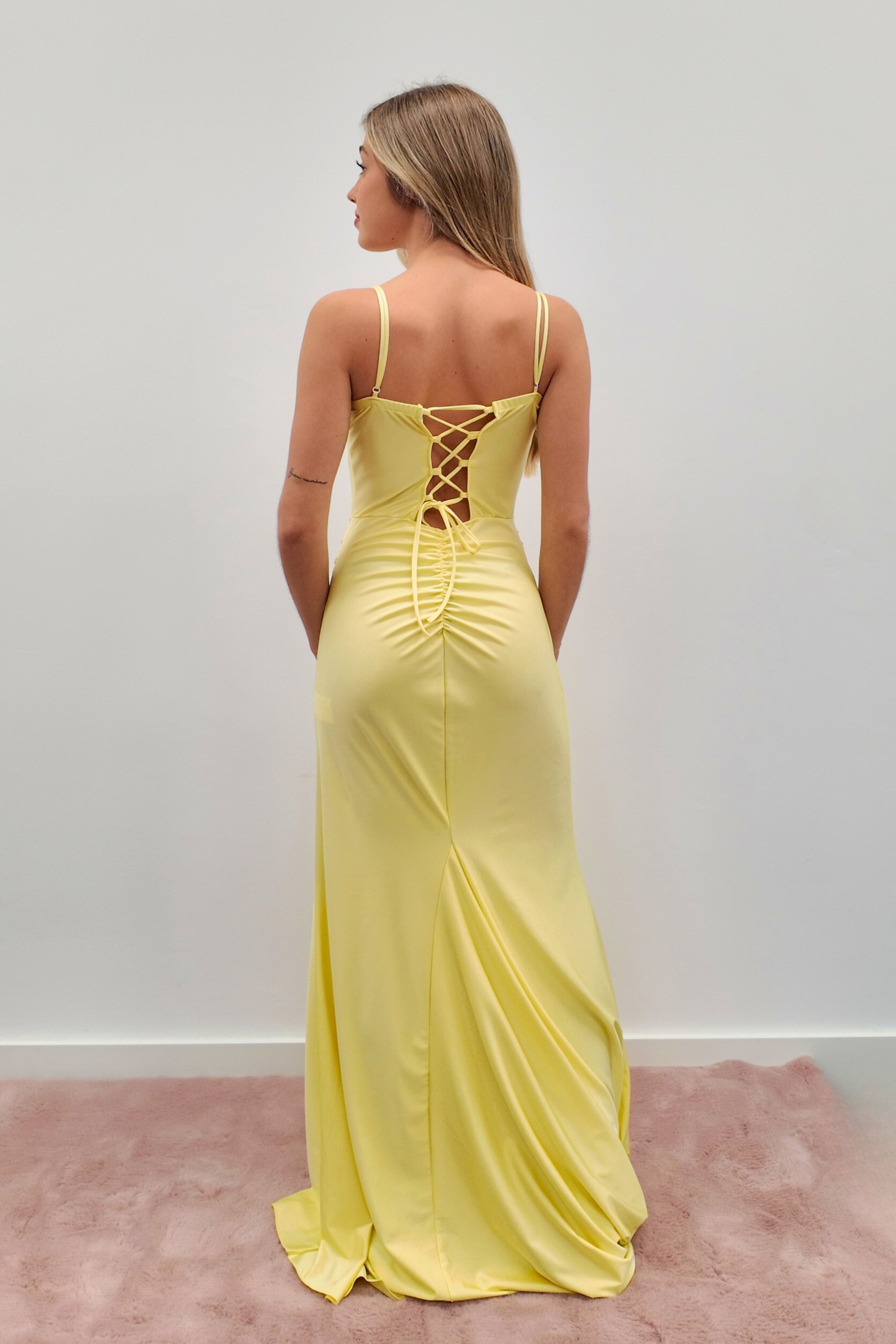 VESTIDO AMARILLO CON EFECTO CORSÉ Y DETALLE NUDO 
