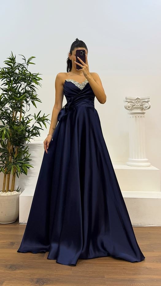 VESTIDO PALABRA DE HONOR CON LAZO Y PEDRERÍA 