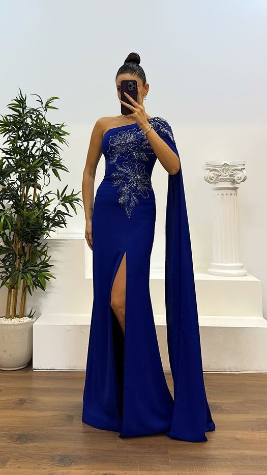 VESTIDO CON FLORES DE BRILLANTES I MANGA EFECTO CAPA 
