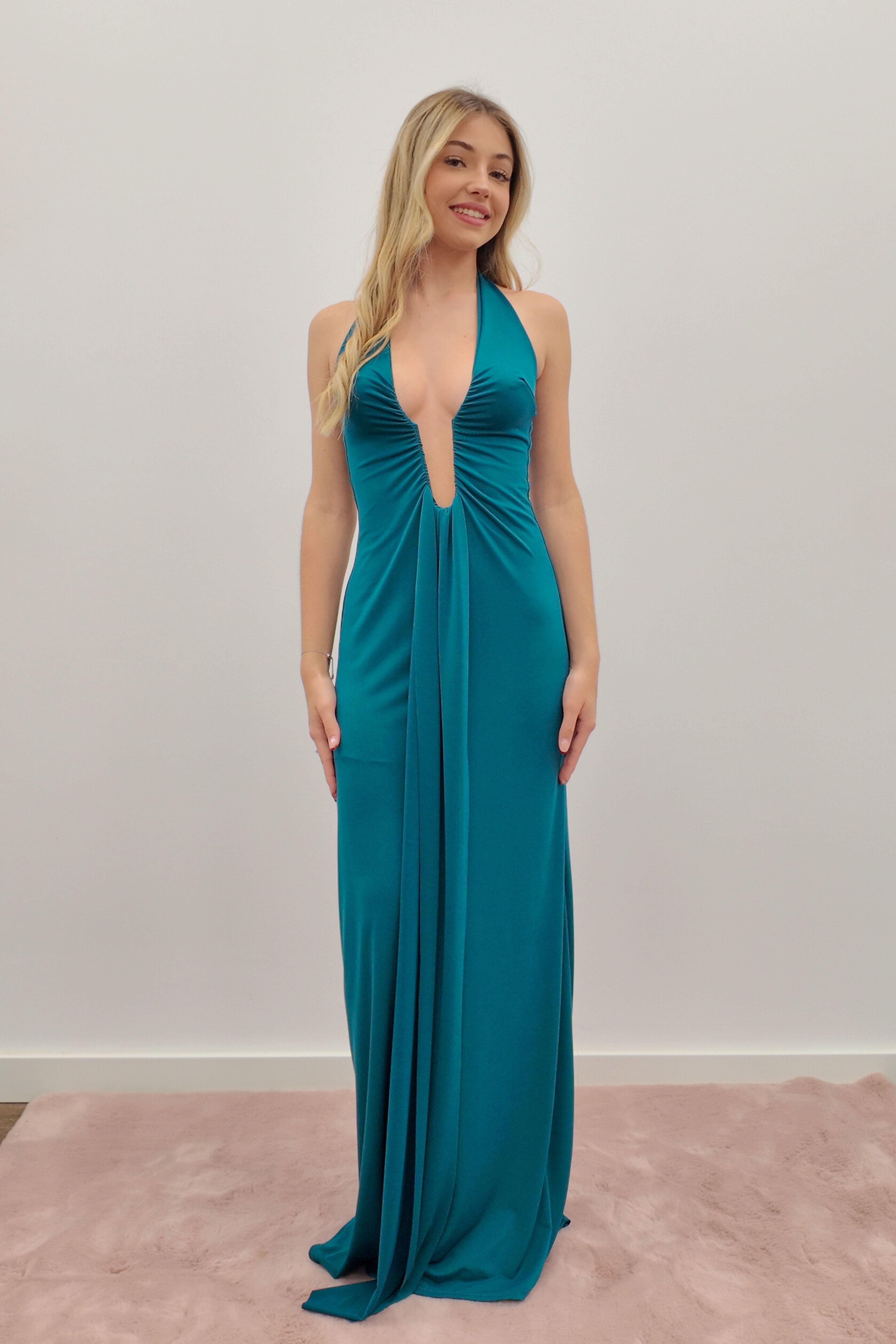 VESTIDO LARGO CON ESCOTE 