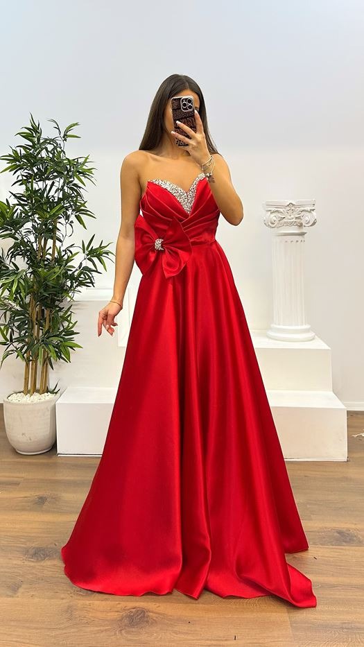 VESTIDO PALABRA DE HONOR CON LAZO Y PEDRERÍA 