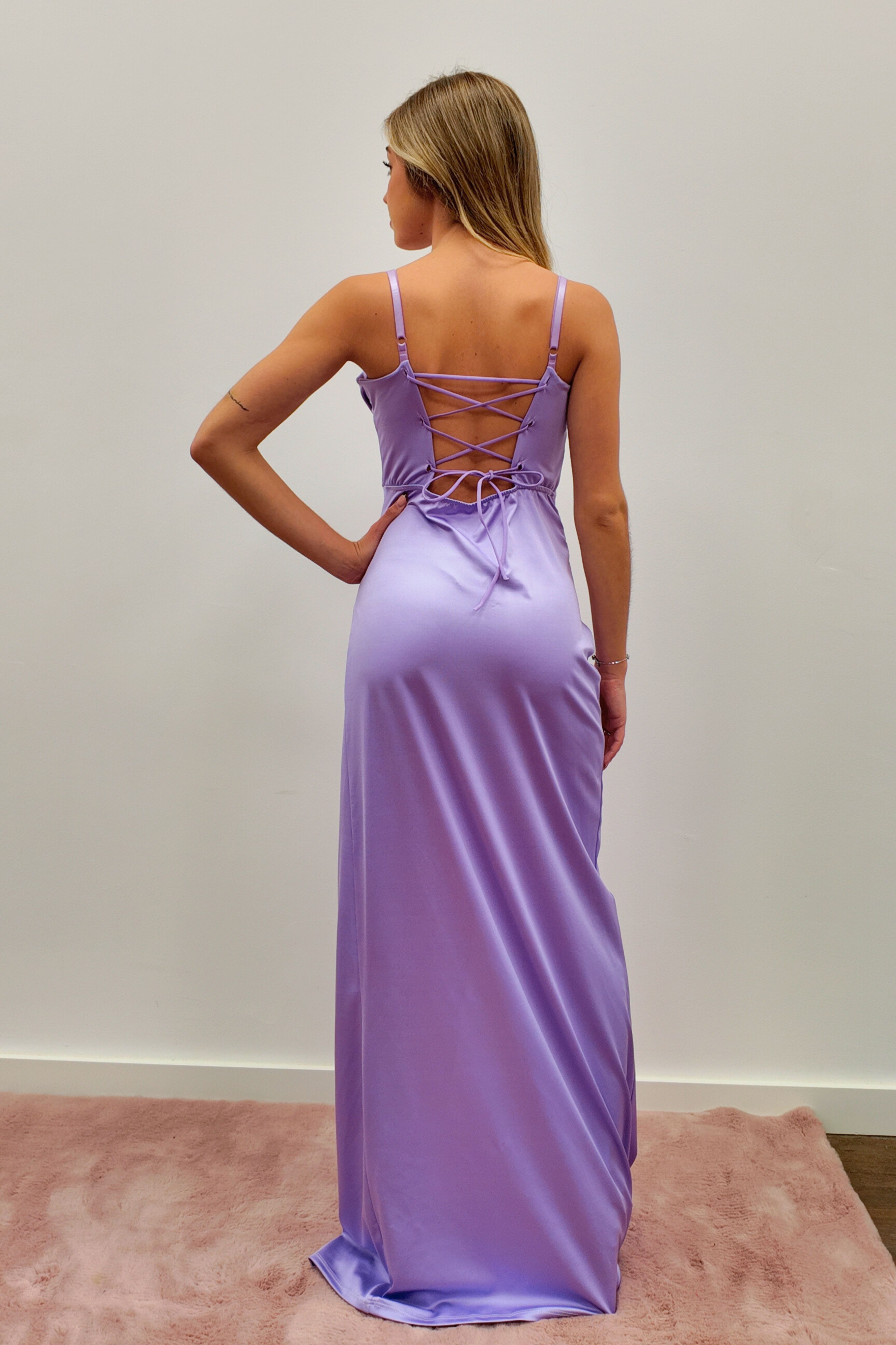 VESTIDO CON DETALLE DE MANGAS BRILLANTES 