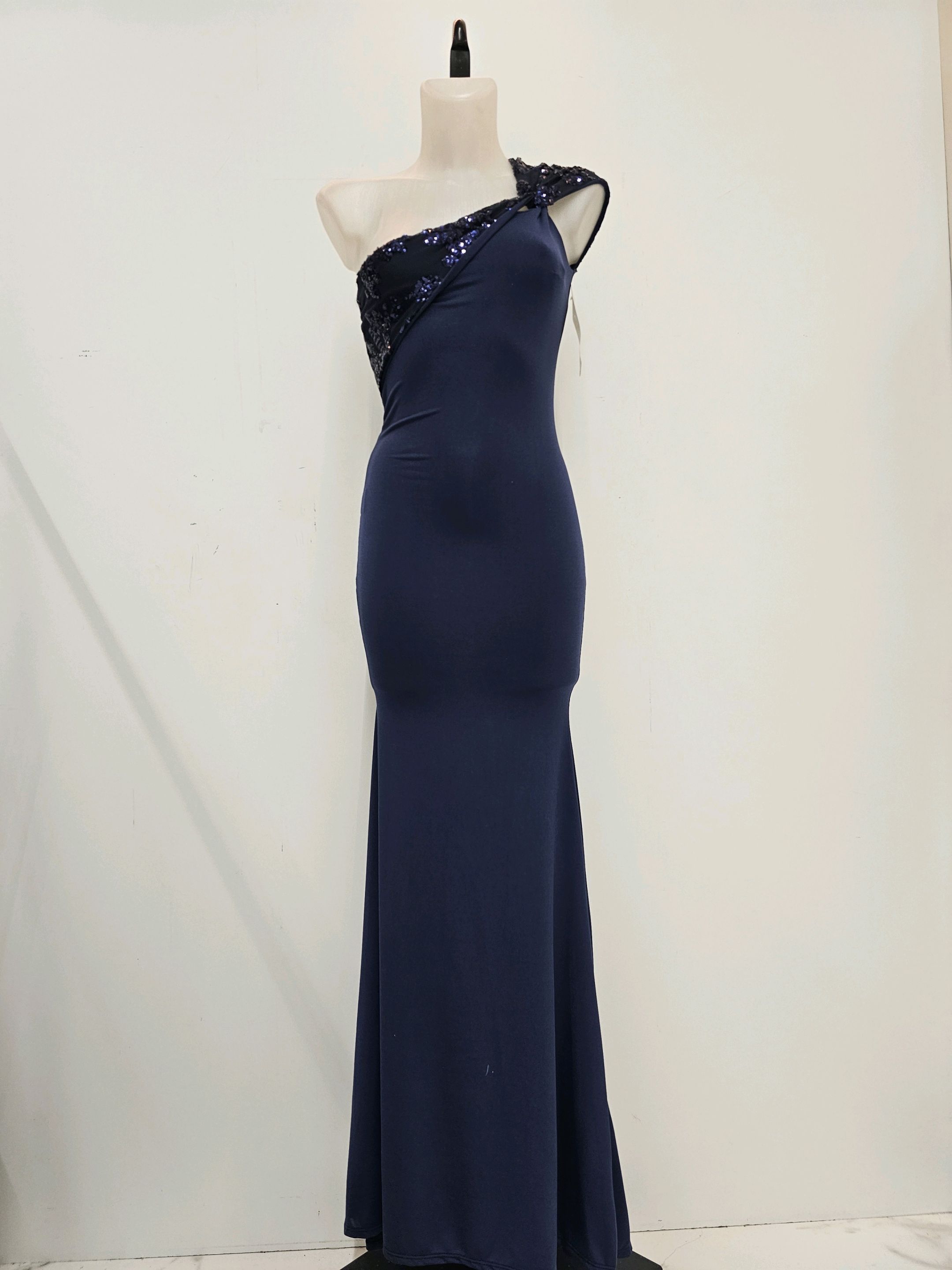 VESTIDO LARGO CON DETALLE DE LENTEJUELAS EN TIRANTE 