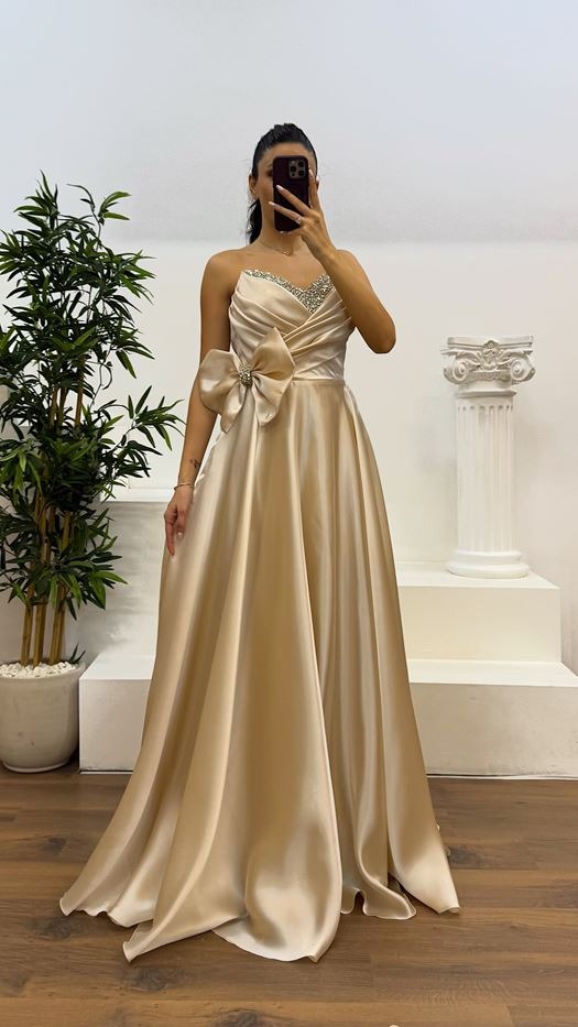 VESTIDO PALABRA DE HONOR CON LAZO Y PEDRERÍA 
