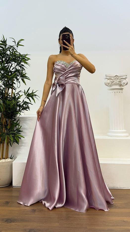 VESTIDO PALABRA DE HONOR CON LAZO Y PEDRERÍA 