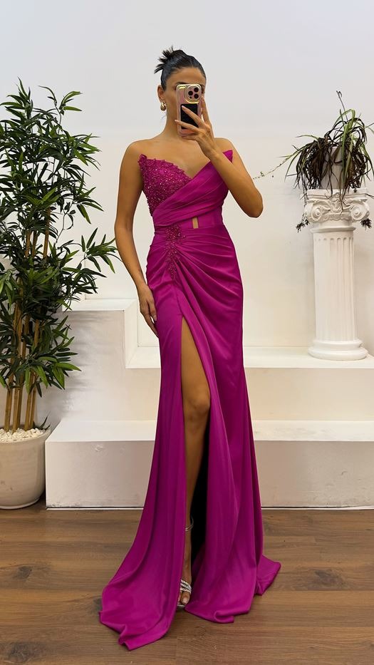 VESTIDO ROSA CON PEDRERÍA Y PALABRA DE HONOR 