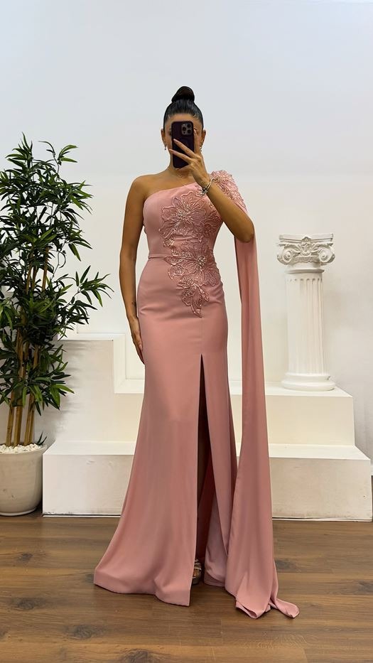 VESTIDO CON FLORES DE BRILLANTES I MANGA EFECTO CAPA 