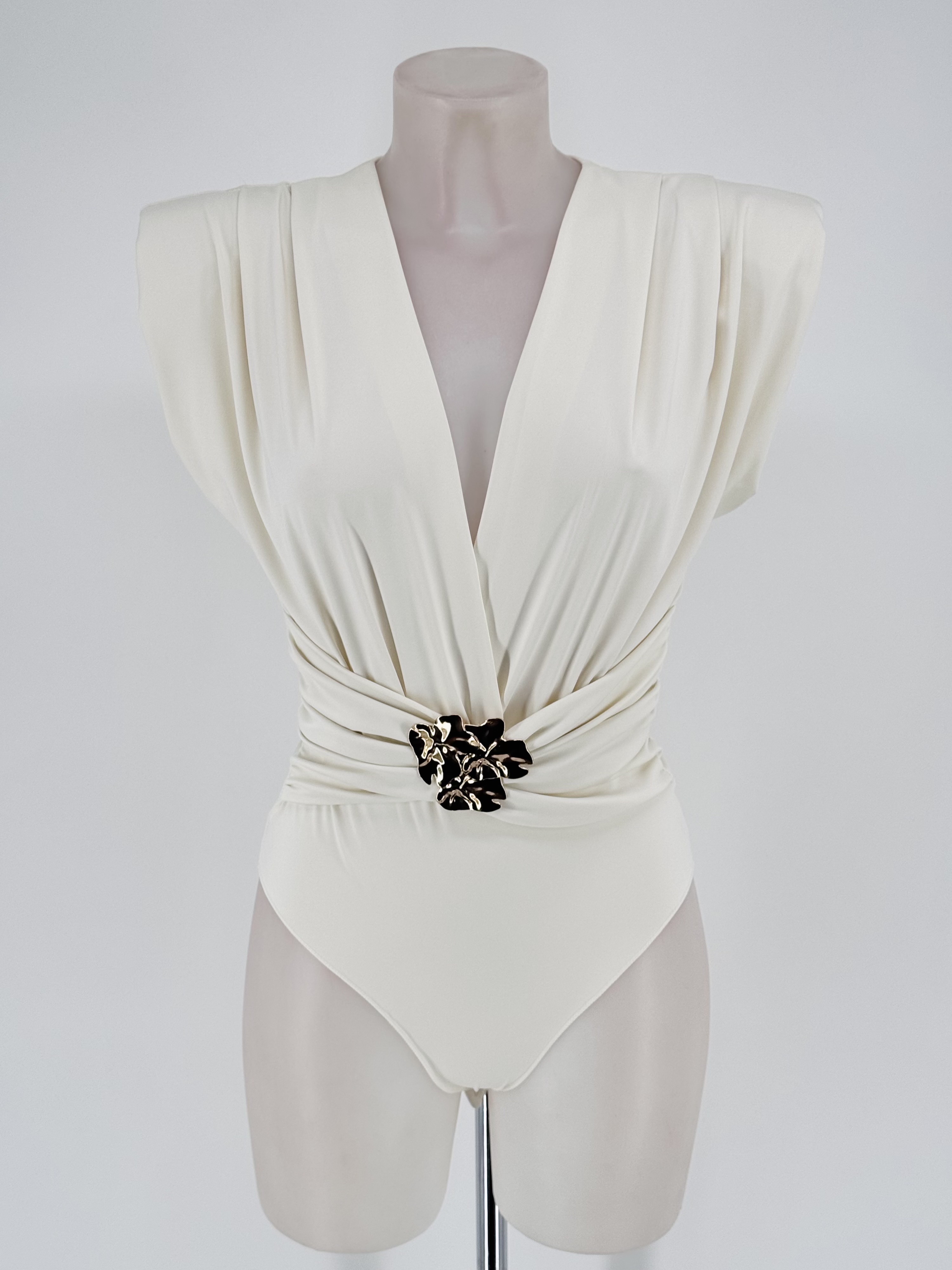 BODY ELÁSTICO CON DETALLE EN CINTURA 